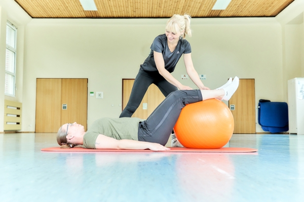Rehabilitandin und Therapeutin bei einer Übung Rehabilitandin und Therapeutin bei einer Übung